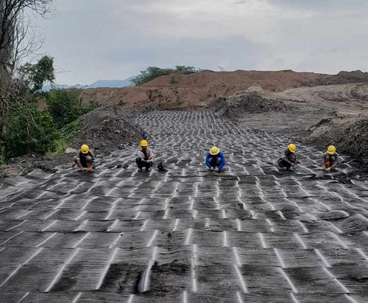 Geogrid: Fungsi, Jenis & Aplikasi untuk Konstruksi Jalan & Tanah
